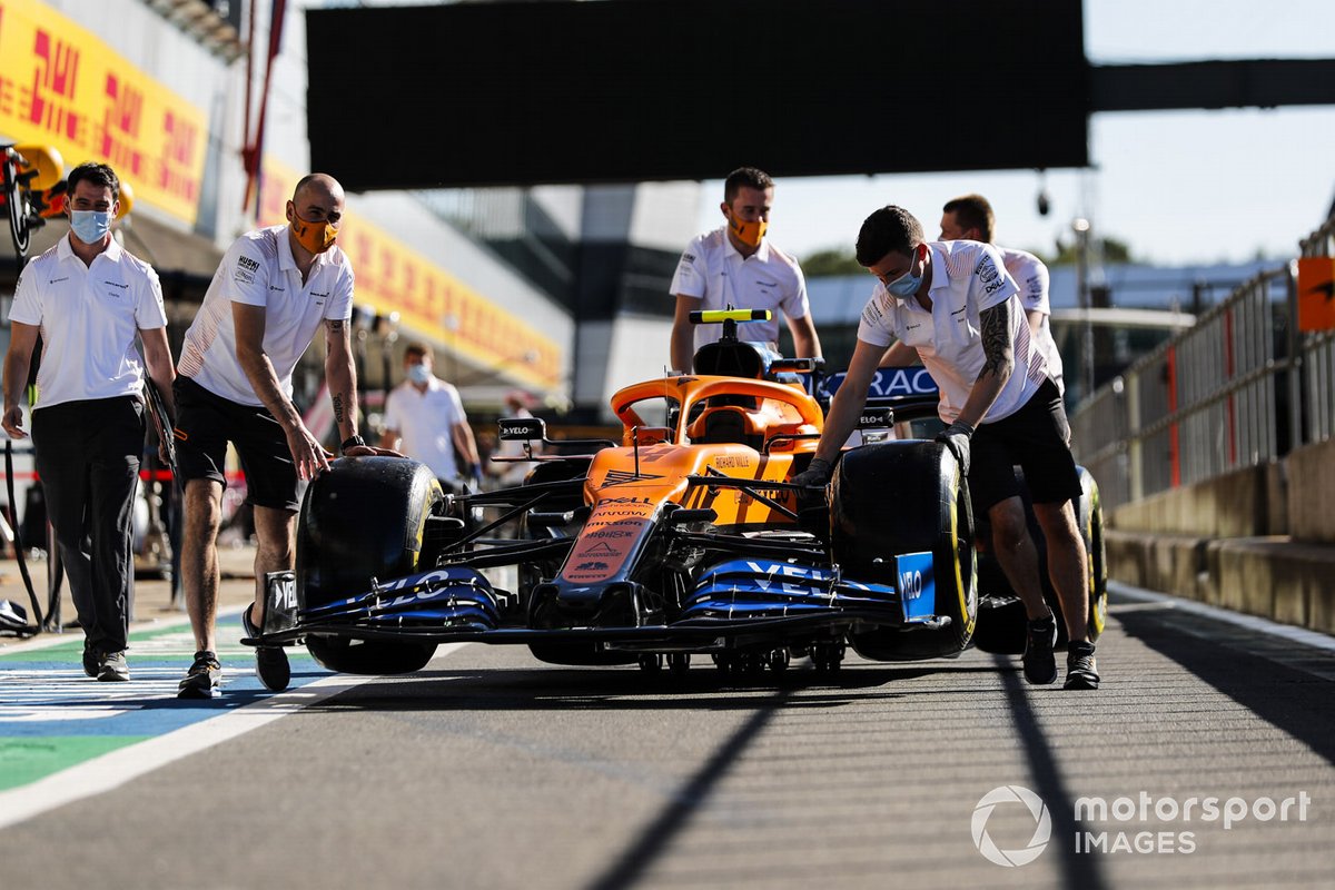 El coche de Lando Norris, McLaren MCL35 , por el pitlane