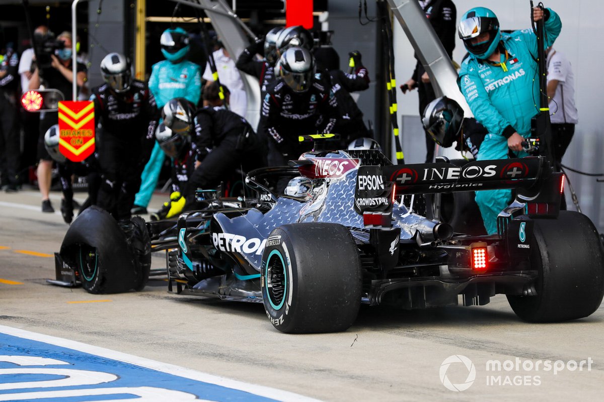 Valtteri Bottas, Mercedes F1 W11 EQ Performance pit stop después de recibir un pinchazo