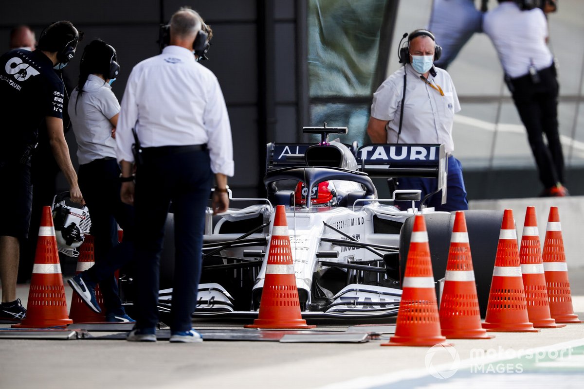 Daniil Kvyat, AlphaTauri AT01, sul ponte del controllo peso