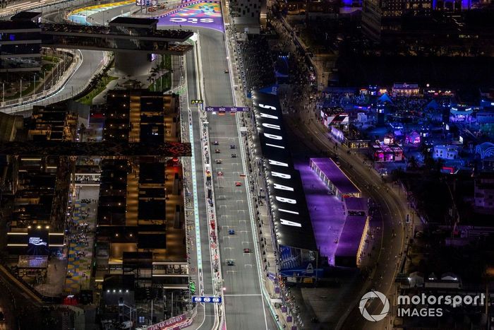 Los pilotos se alinean para practicar sus procedimientos de salida al final de la FP2