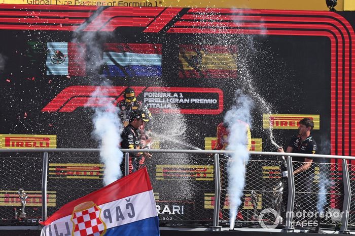 Sergio Pérez, Red Bull Racing, 2ª posición, Max Verstappen, Red Bull Racing, 1ª posición, Carlos Sainz, Scuderia Ferrari, 3ª posición, celebran en el podio con Champán.