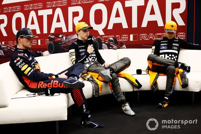 Max Verstappen, Red Bull Racing, 2ª posición y campeón del mundo de pilotos 2023, Oscar Piastri, McLaren, 1ª posición, Lando Norris, McLaren, 3ª posición, en la rueda de prensa posterior a la carrera Sprint.