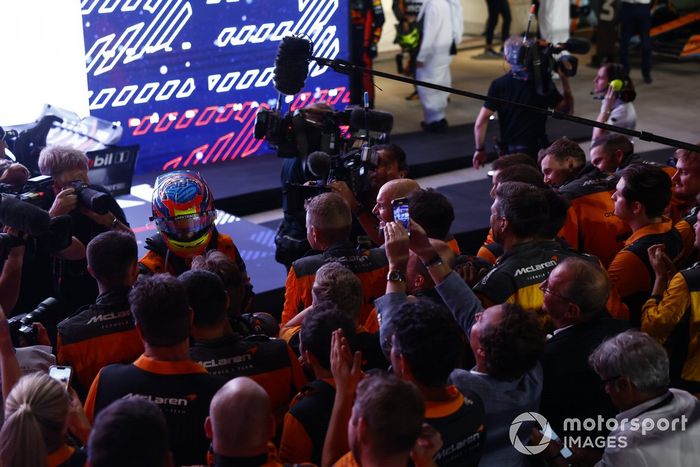 Oscar Piastri, McLaren, 1ª posición, celebra con su equipo tras la carrera Sprint