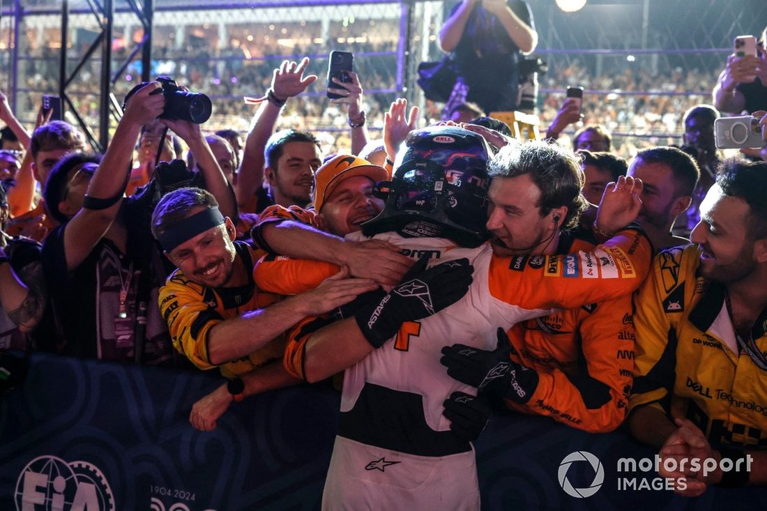 Lando Norris, McLaren F1 Team, 1ª posición, celebra con su equipo su llegada a Parc Ferme