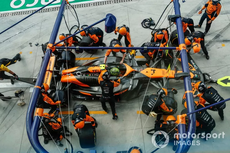 Lando Norris, McLaren MCL38, fait un arrêt au stand