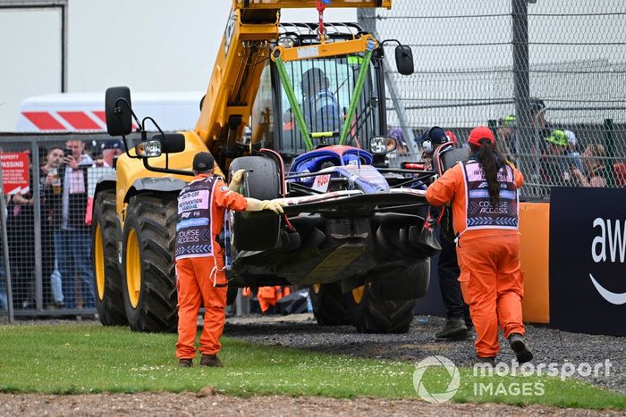 Los comisarios utilizan una JCB para retirar el coche de Yuki Tsunoda, RB F1 Team VCARB 01, del circuito.