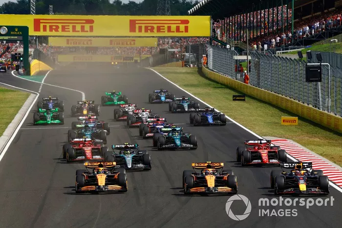 Lando Norris, McLaren MCL38, Max Verstappen, Red Bull Racing RB20, Oscar Piastri, McLaren MCL38, Lewis Hamilton, Mercedes F1 W15, Charles Leclerc, Ferrari SF-24, Carlos Sainz, Ferrari SF-24, el resto de la parrilla en la salida.