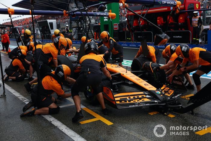 El equipo de boxes del McLaren F1 Team practica una parada en boxes de Lando Norris, McLaren MCL38 