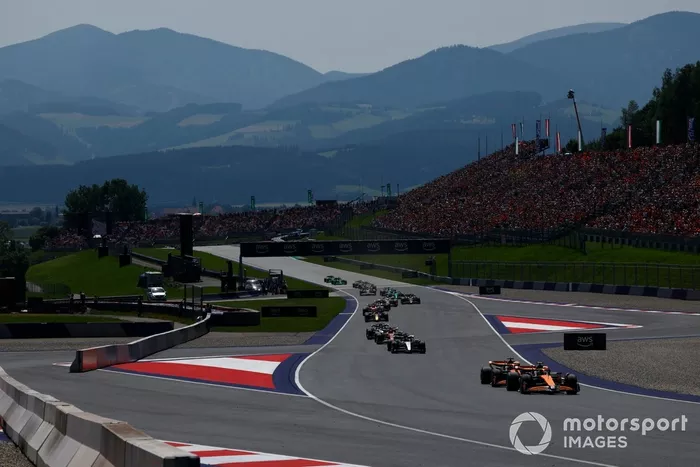 Lando Norris, McLaren MCL38, Oscar Piastri, McLaren MCL38, George Russell, Mercedes F1 W15