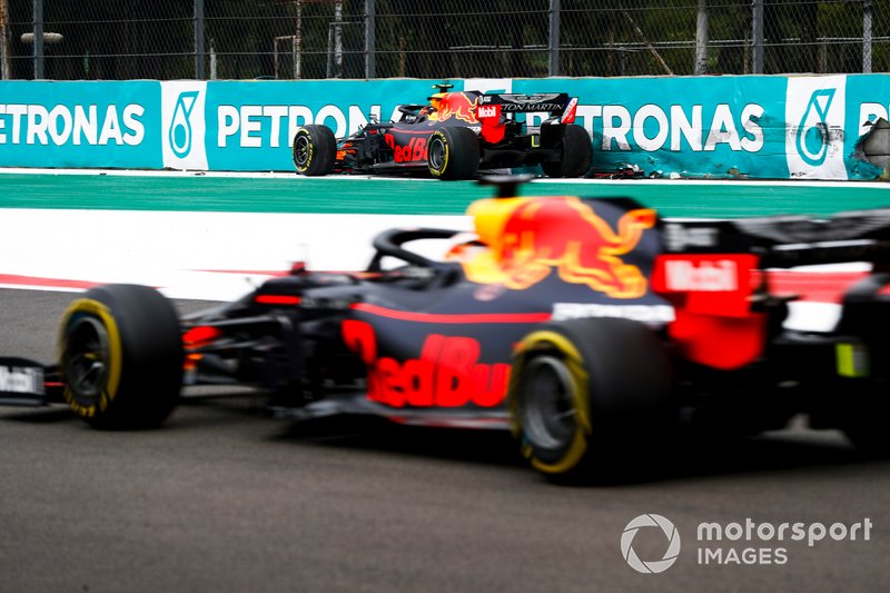 Alex Albon, Red Bull RB15 crashes in FP2 as Max Verstappen, Red Bull Racing RB15 drives past