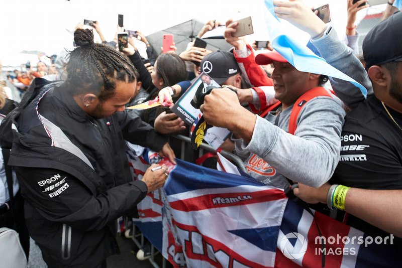 Lewis Hamilton, Mercedes AMG F1 firma un autógrafo para un aficionado