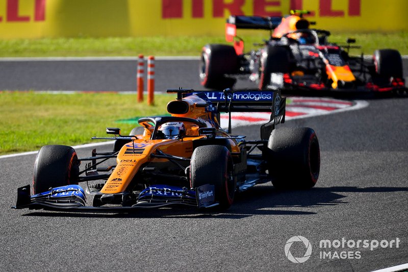 Carlos Sainz Jr., McLaren MCL34, Alex Albon, Red Bull RB15