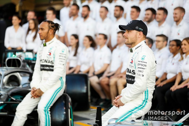 Lewis Hamilton, Mercedes AMG F1 y Valtteri Bottas, Mercedes AMG F1 posan para la foto de grupo