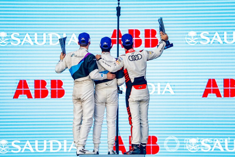 Il vincitore della gara Alexander Sims, BMW I Andretti Motorsports, pisa per una foto sul podio sul podio con Maximilian Gunther, BMW I Andretti Motorsports, 2° classificato, Lucas Di Grassi, Audi Sport ABT Schaeffler, 3° classificato