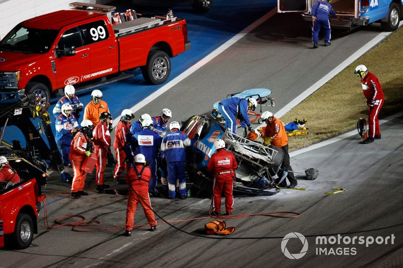 Socorren a Ryan Newman, Roush Fenway Racing, Ford Mustang Koch Industries, tras su accidente