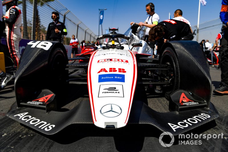 Edoardo Mortara, Venturi, EQ Silver Arrow 01 on the grid with team members