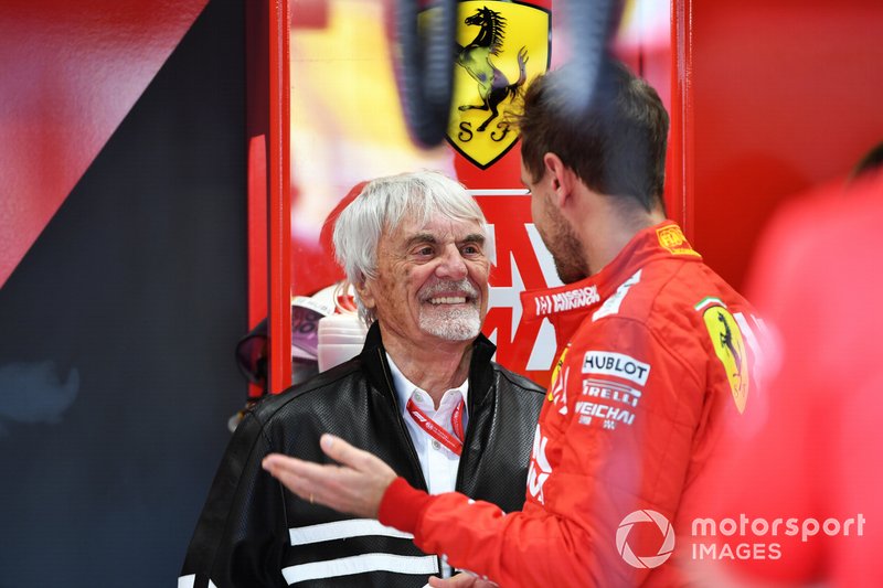 Bernie Ecclestone, Presidente emerito della Formula 1, nel garage Ferrari con Sebastian Vettel, Ferrari