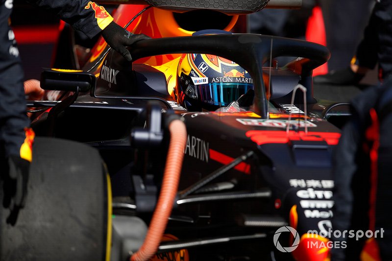 Alex Albon, Red Bull Racing comes in for a pit stop