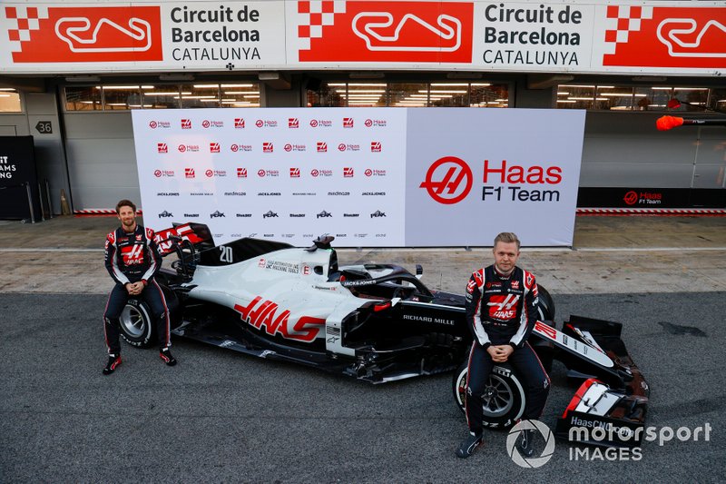Kevin Magnussen, Haas F1 Team and Romain Grosjean, Haas F1 Team reveal the VF-20