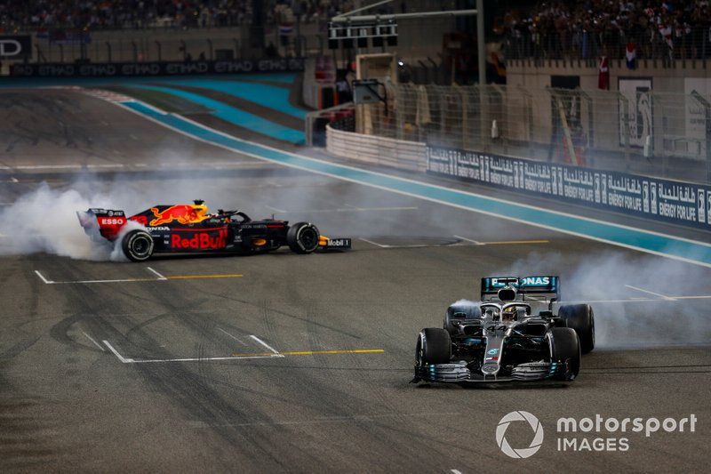 Max Verstappen, Red Bull Racing RB15, et Lewis Hamilton, Mercedes AMG F1 W10, font des donuts