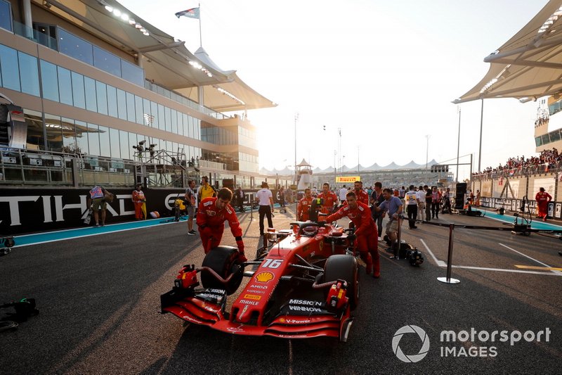 Charles Leclerc, Ferrari, arriva sulla griglia