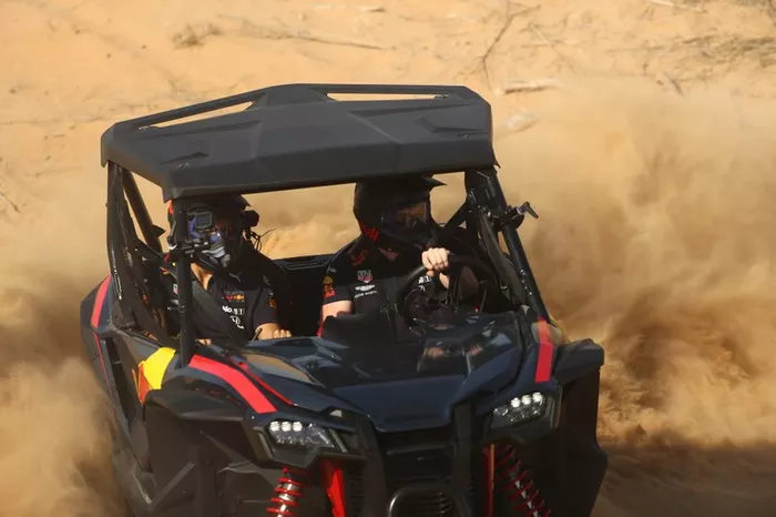Max Verstappen, Alexander Albon, Red Bull Racing, Red Bull Desert Racing en Skydive Dubai