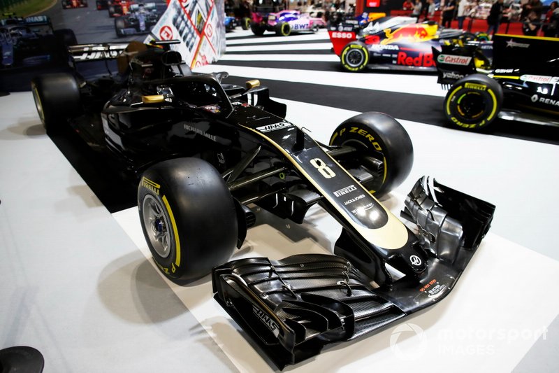 Un VF-19 del equipo Haas F1 Team en el stand de F1 Racing