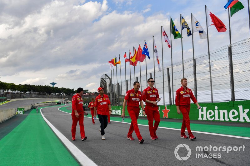 Sebastian Vettel, Ferrari, ispeziona il tracciato
