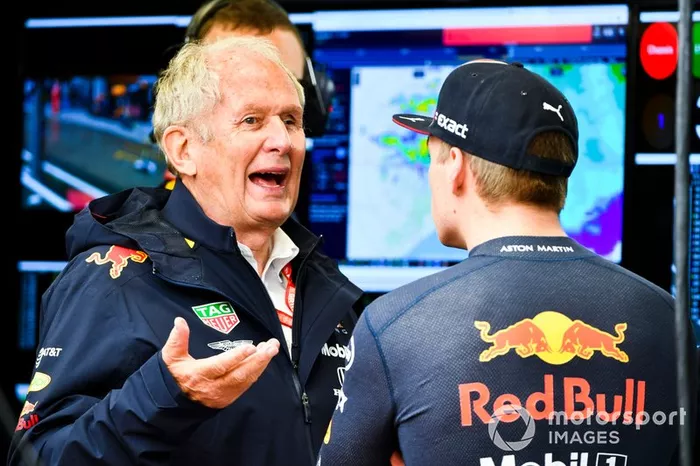 Helmut Marko, Consulente, Red Bull Racing, parla con Max Verstappen, Red Bull Racing