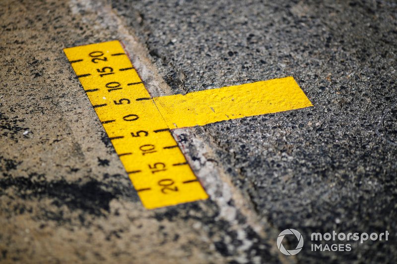 Un sticker dans la pitlane