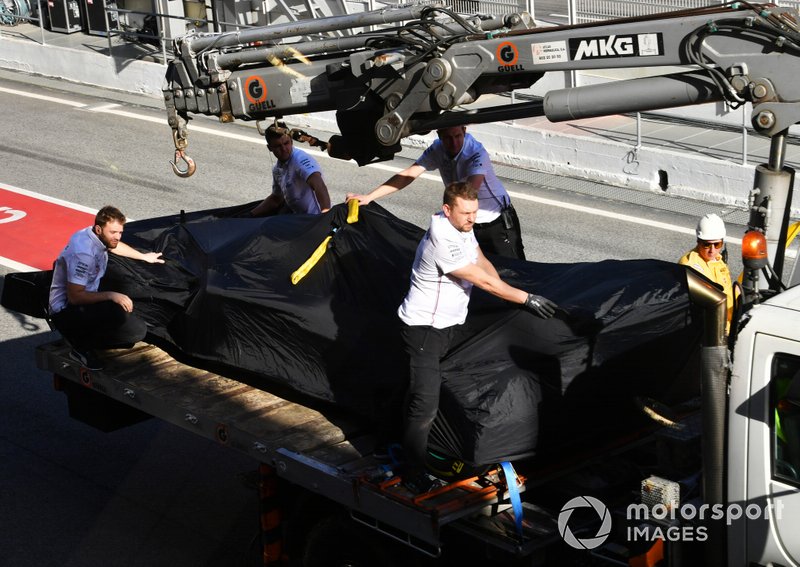 Lewis Hamilton's Mercedes F1 W11 regresa a pits