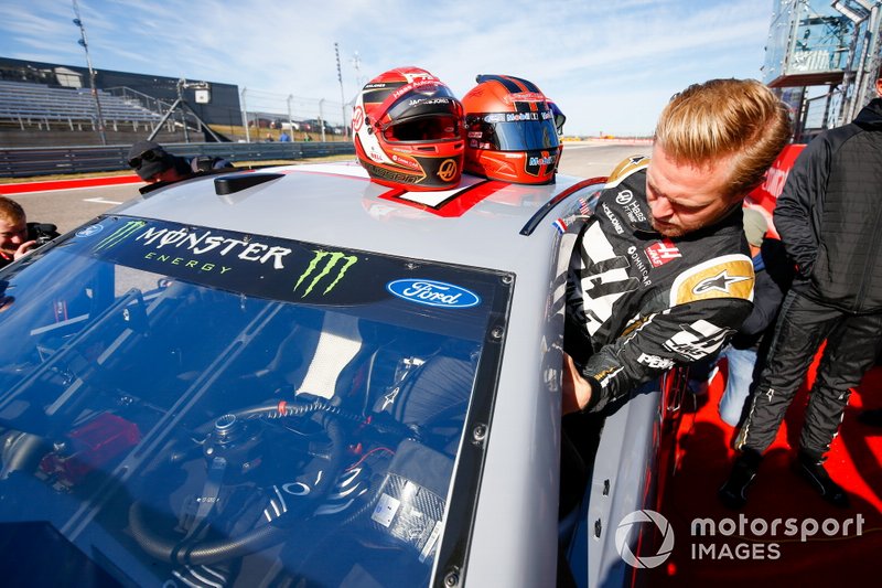 Kevin Magnussen, Haas F1, se sube al coche del piloto de la Copa NASCAR Tony Stewart