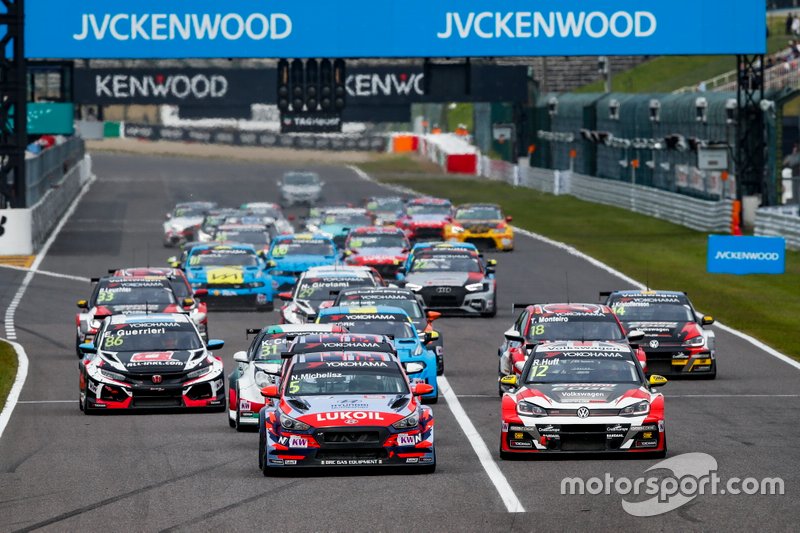 Start action Norbert Michelisz, BRC Hyundai N Squadra Corse Hyundai i30 N TCR leads