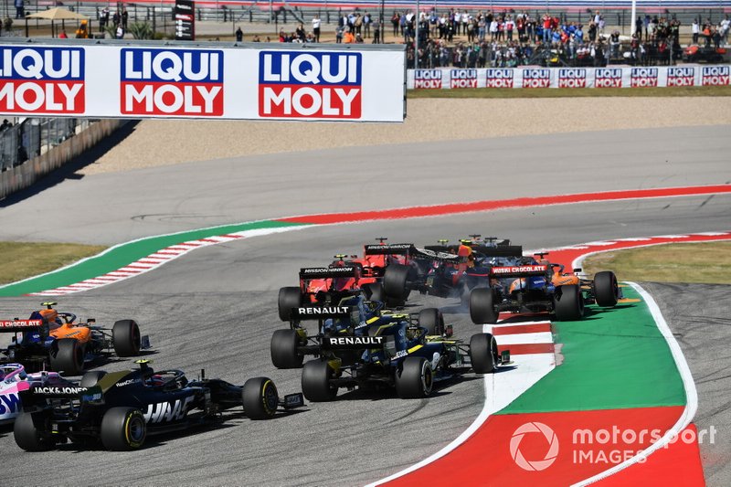 Alex Albon, Red Bull Racing RB15 si solleva da terra, mentre lotta con Charles Leclerc, Ferrari SF90 e Carlos Sainz Jr., McLaren MCL34 all'inizio della gara
