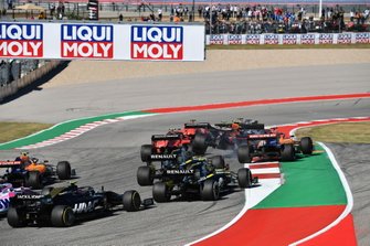 Alex Albon, Red Bull Racing RB15 si solleva da terra, mentre lotta con Charles Leclerc, Ferrari SF90 e Carlos Sainz Jr., McLaren MCL34 all'inizio della gara