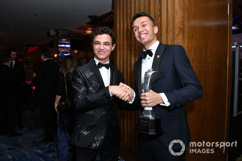 Lando Norris, McLaren, y Alexander Albon, Red Bull Racing bromean