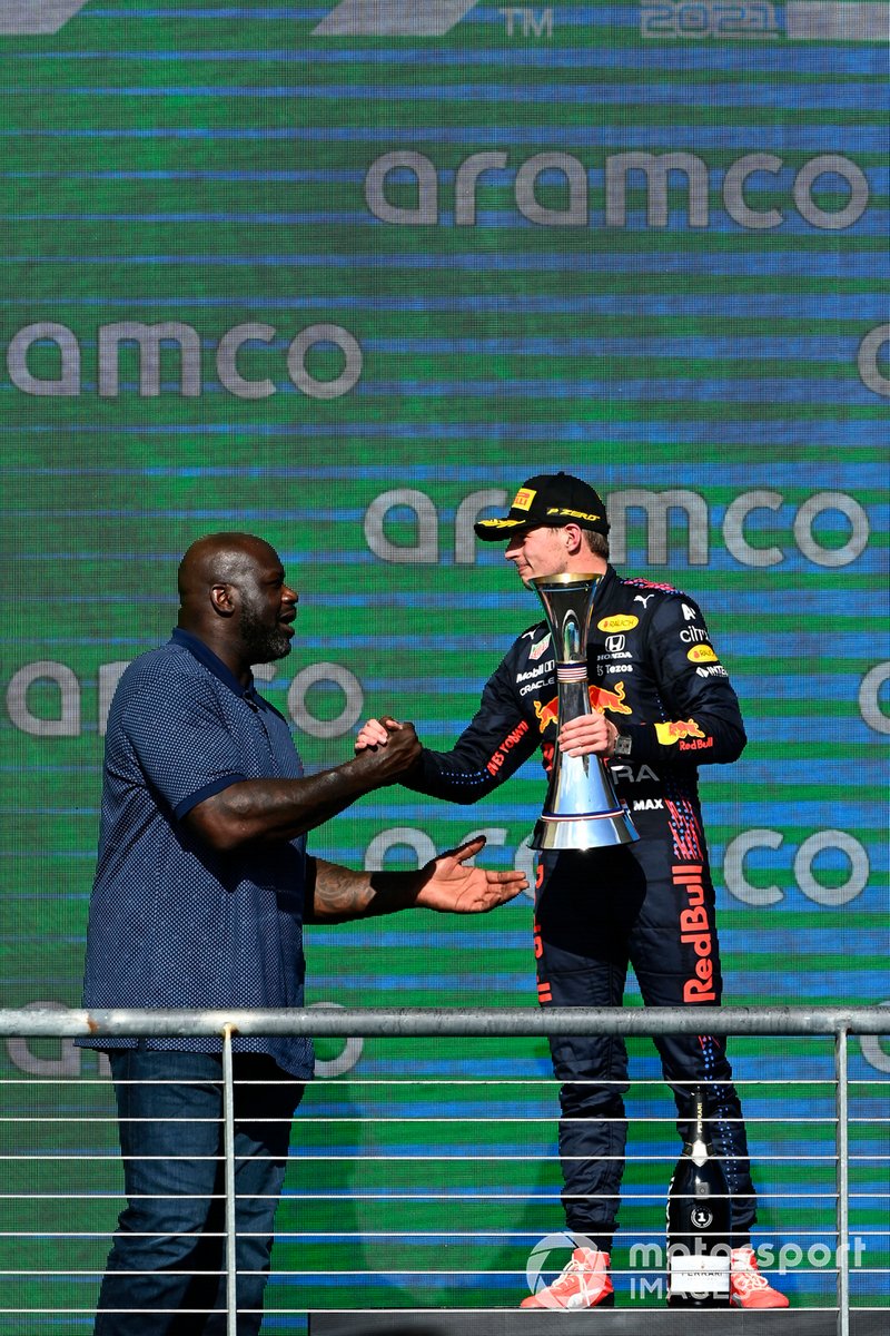 Podio: Shaquille O'Neal presenta a ganador Max Verstappen, Red Bull Racing