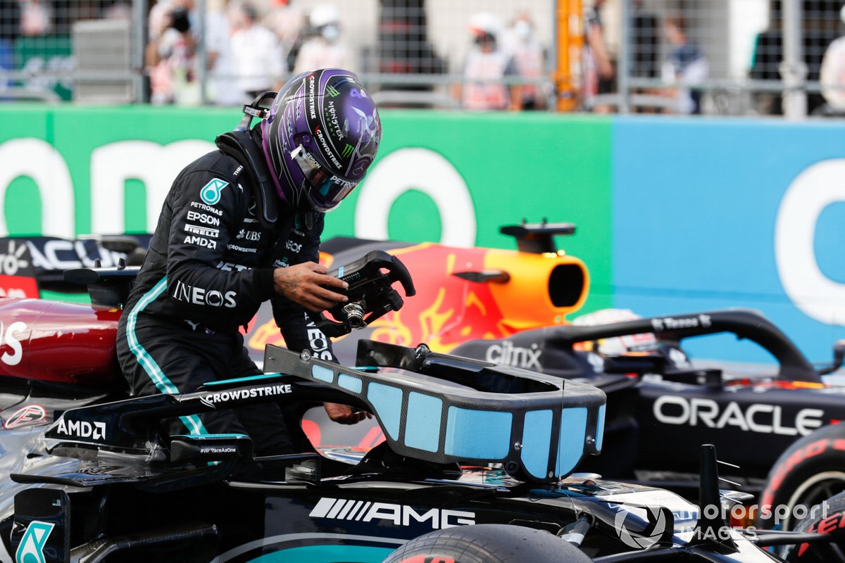 Lewis Hamilton, de Mercedes, llega al Parc Ferme tras la clasificación