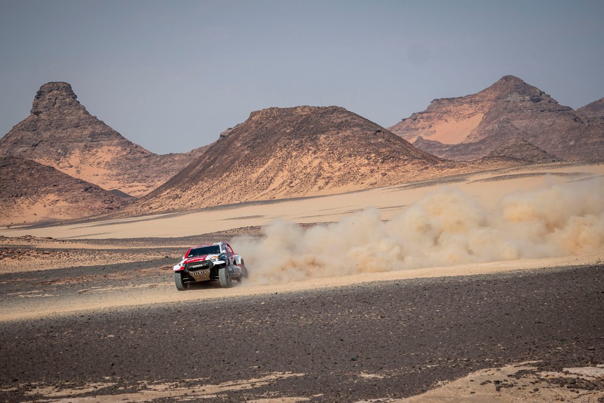 #207 Toyota Gazoo Racing Toyota: Giniel De Villiers, Dennis Murphy