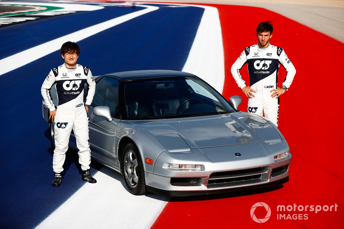 Pierre Gasly, de AlphaTauri, y Yuki Tsunoda, de AlphaTauri, posan con un Honda NSX