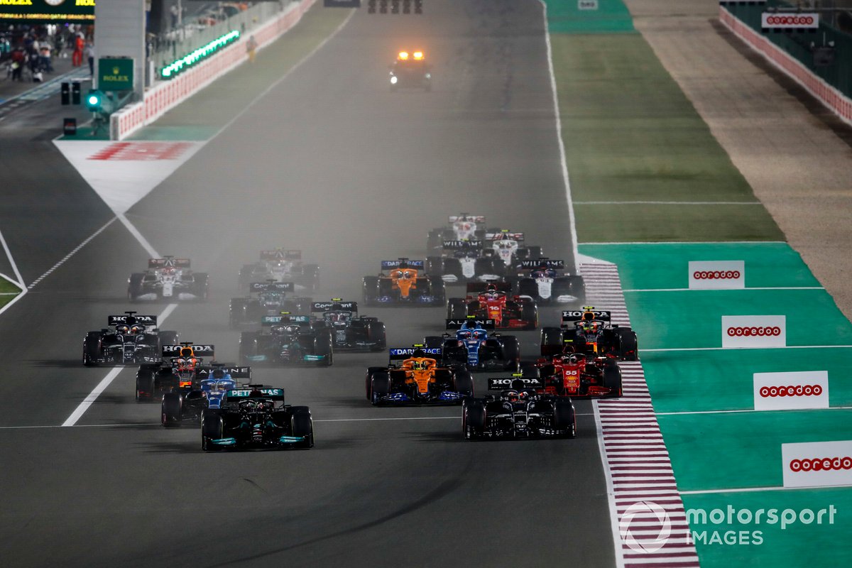 Arrancada: Lewis Hamilton, Mercedes W12, Pierre Gasly, AlphaTauri AT02, Fernando Alonso, Alpine A521, Lando Norris, McLaren MCL35M, Carlos Sainz Jr., Ferrari SF21 y el resto