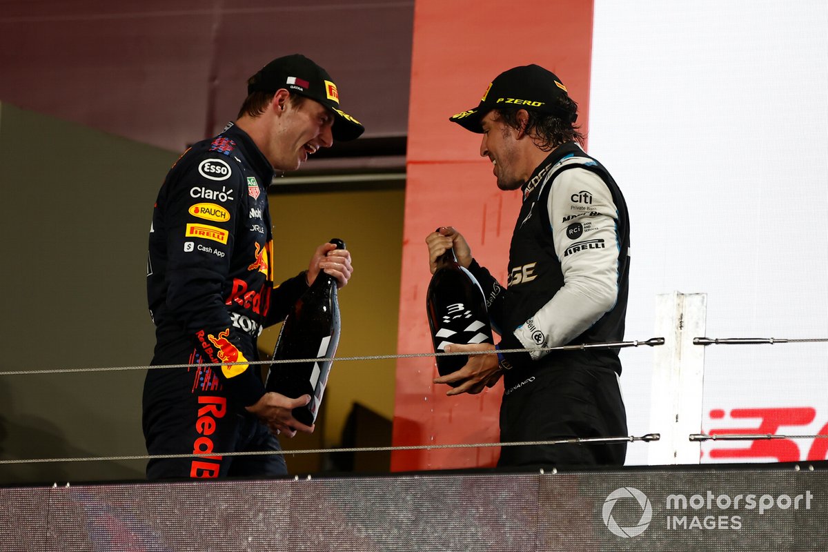 Podio: segundo lugar Max Verstappen, Red Bull Racing, tercer lugar Fernando Alonso, Alpine F1
