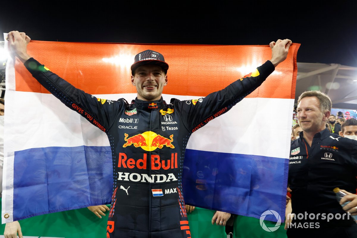 Max Verstappen, Red Bull Racing, 1a posizione, festeggia con una bandiera olandese a Parc Ferme