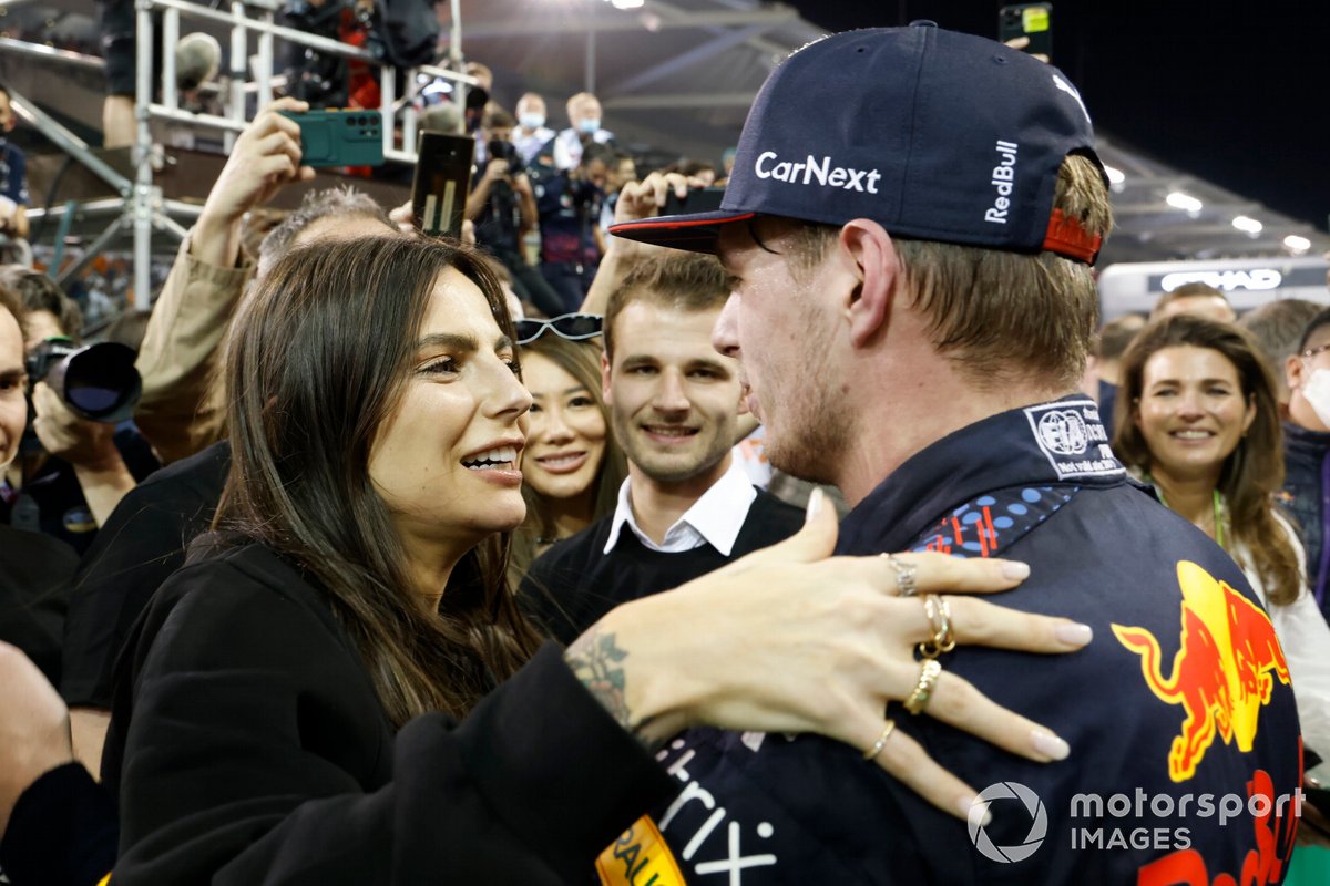 Max Verstappen, Red Bull Racing, 1a posizione, festeggia con la sua ragazza Kelly Piquet in Parc Ferme
