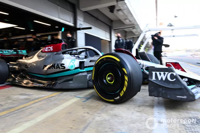 Lewis Hamilton, Mercedes W13, sale del garaje.