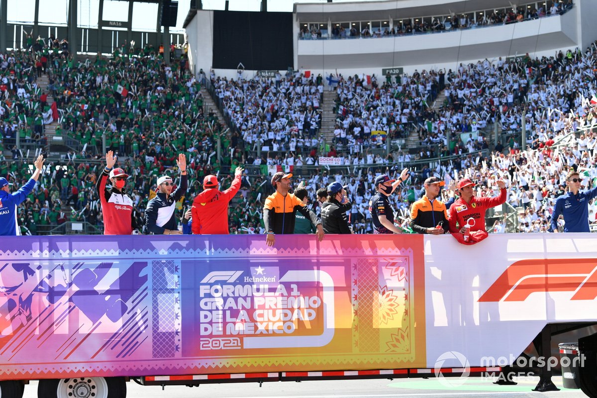 Antonio Giovinazzi, Alfa Romeo Racing,Pierre Gasly, AlphaTauri , Charles Leclerc, Ferrari, Daniel Ricciardo, McLaren, Fernando Alonso, Alpine F1, Max Verstappen, Red Bull Racing, Lando Norris, McLaren, y Carlos Sainz Jr., Ferrari, en el desfile de pilotos