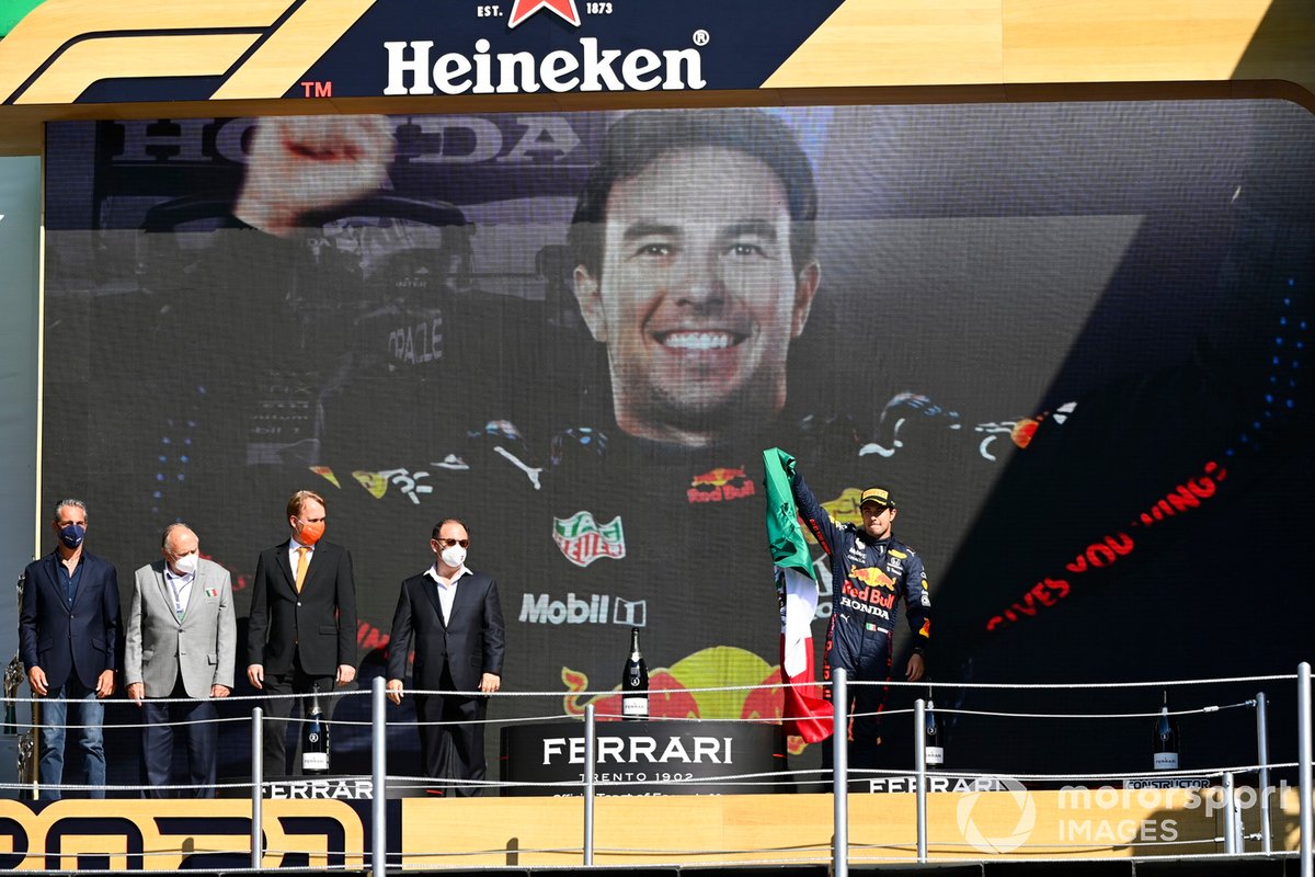 Podio: tercer lugar Sergio Pérez, Red Bull Racing