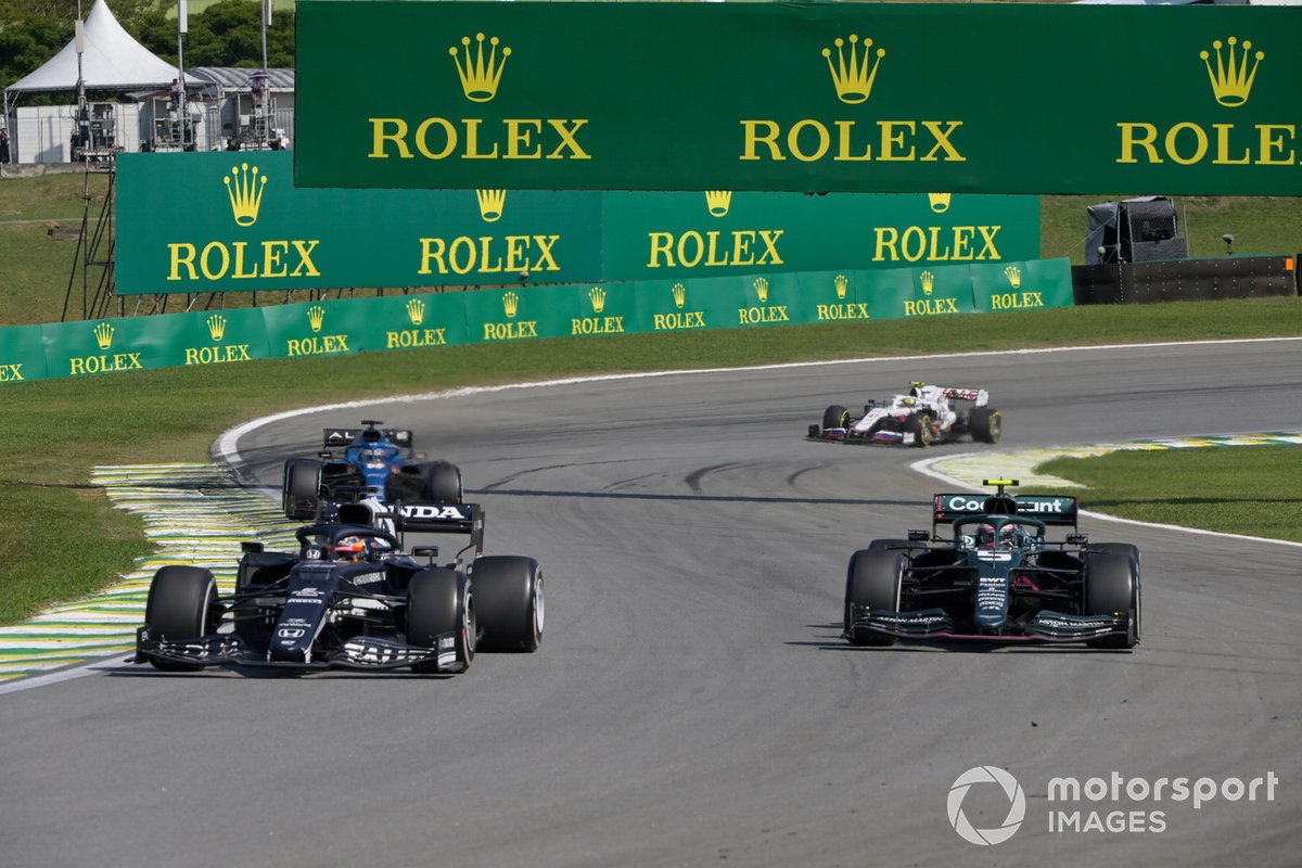 Yuki Tsunoda, AlphaTauri AT02, Sebastian Vettel, Aston Martin AMR21, y Fernando Alonso, Alpine A521