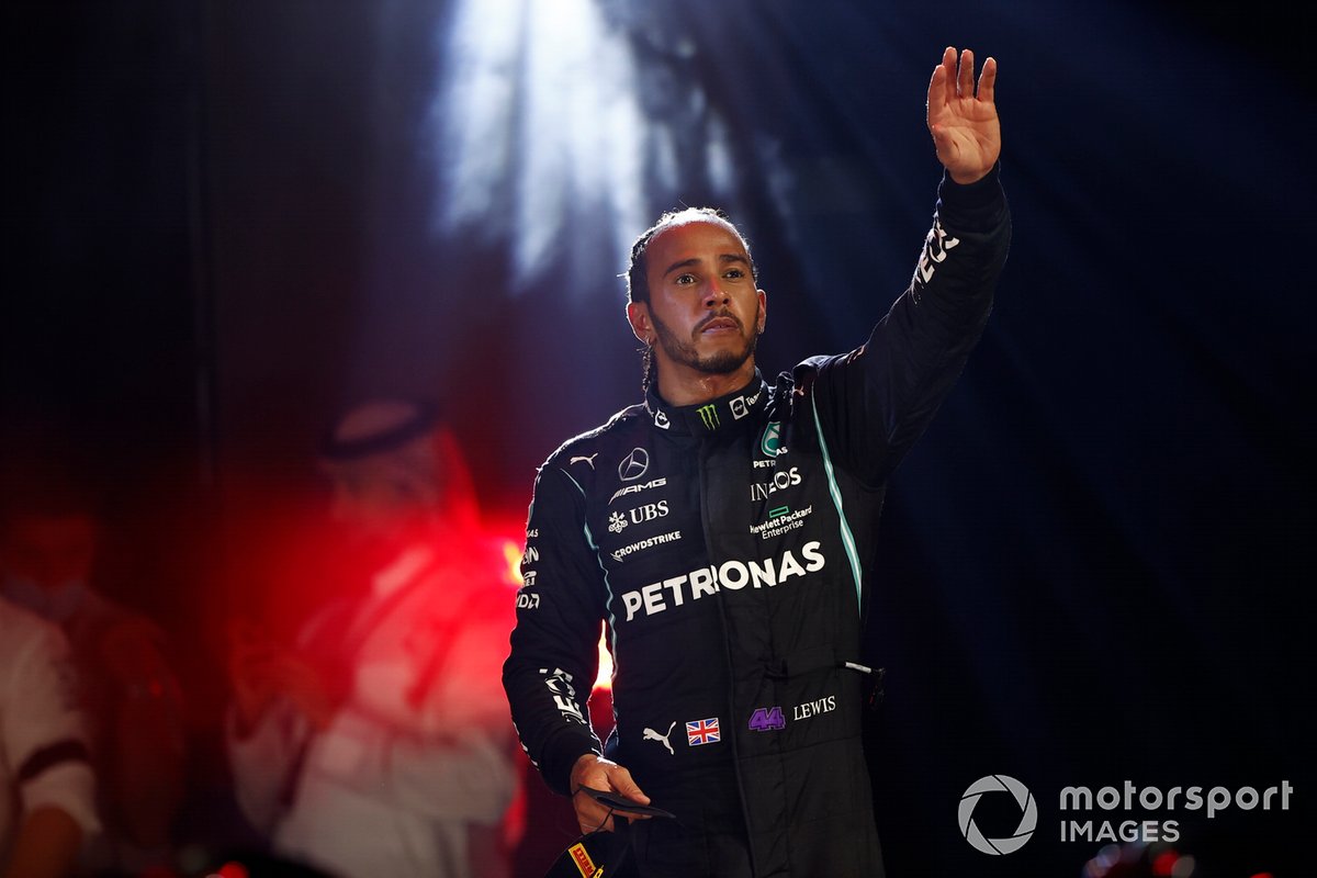 Lewis Hamilton, Mercedes, 1a posizione, arriva sul podio