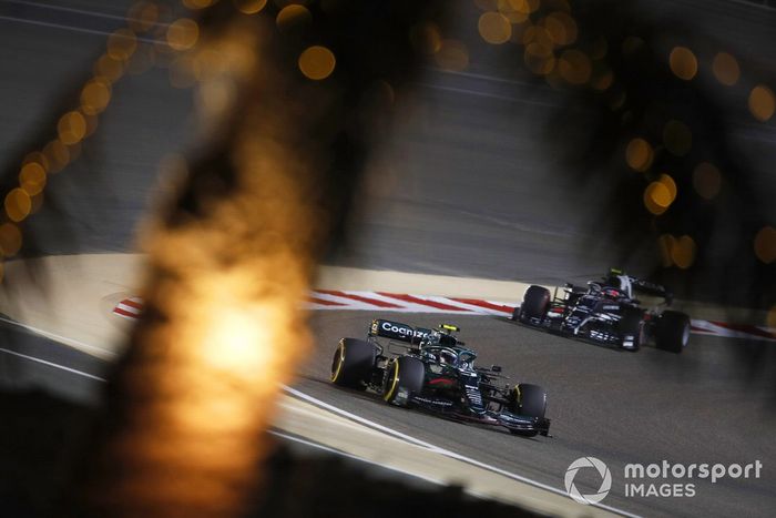 Sebastian Vettel, Aston Martin AMR21, Pierre Gasly, AlphaTauri AT02